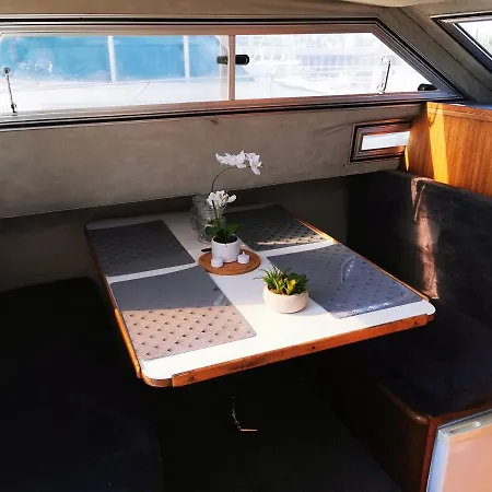 Nuit Insolite Sur Un Bateau Chauffe ספינת מלון *